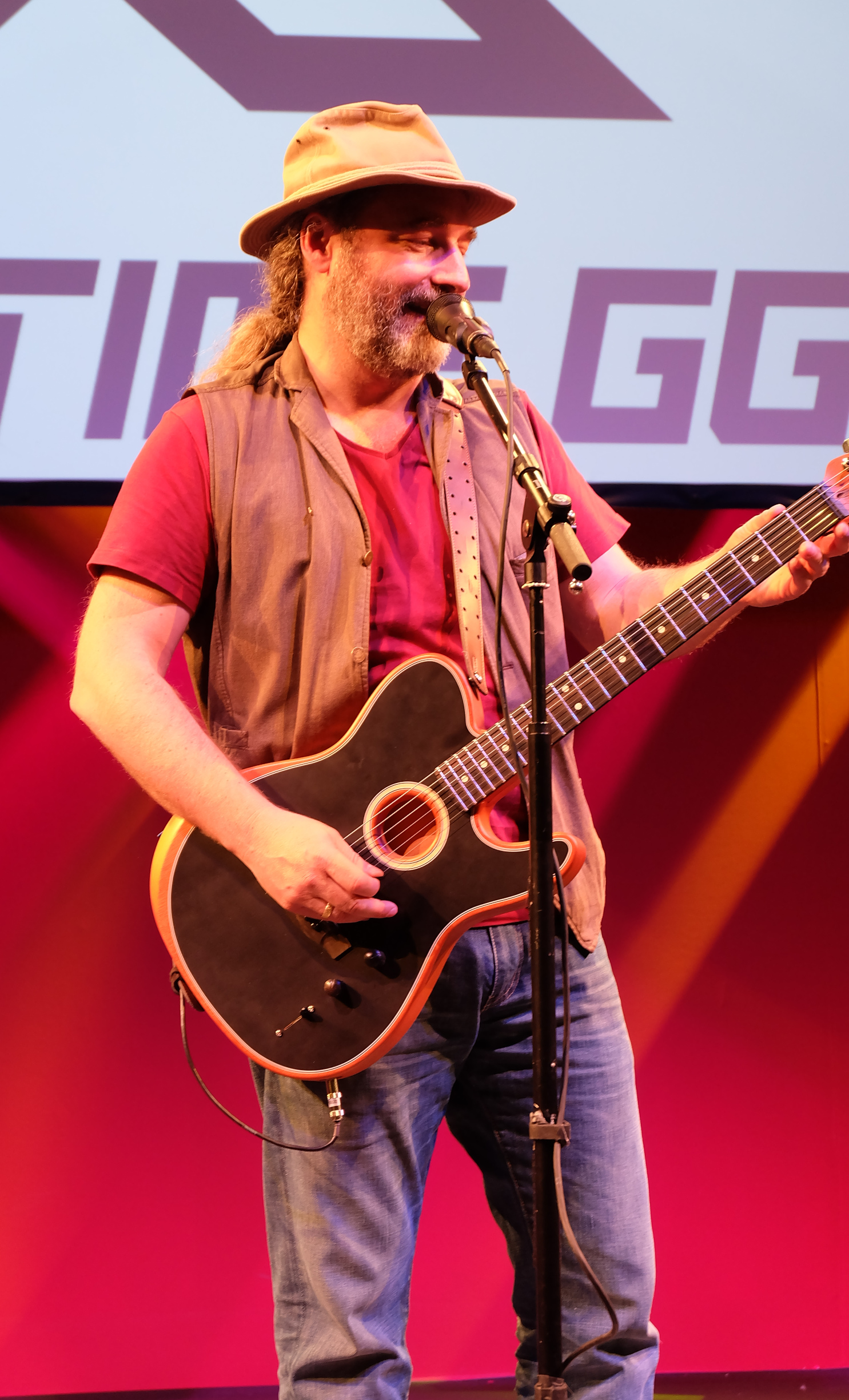 Tommy Krappweis mit Gitarre